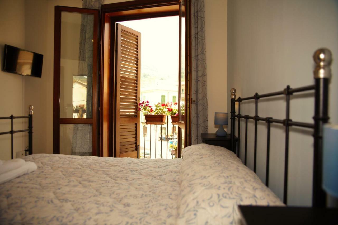 Bnb Donnalaura Carini Exterior foto
